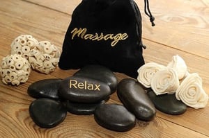 Relax Massagw with hot stones and flowers